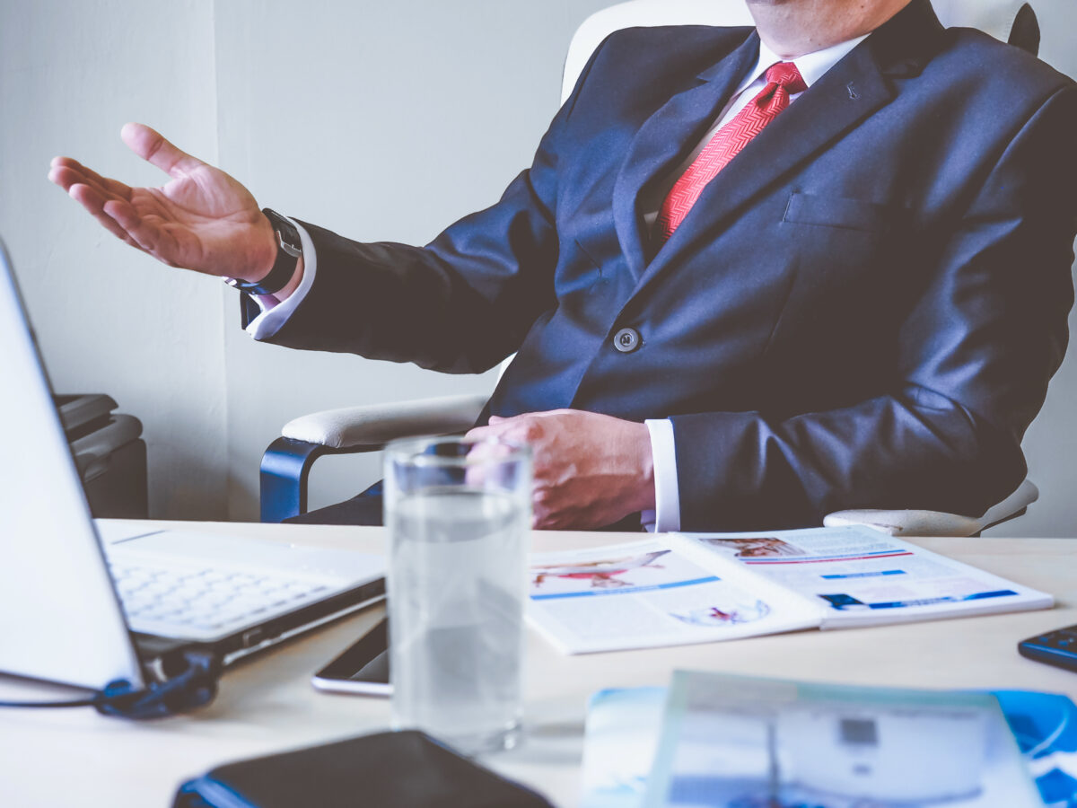 5 Body Language Hacks That Make You Look Like A Leader - Vunela